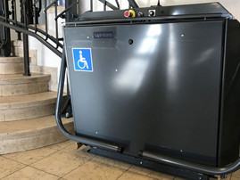 elektrischer Treppenlift im Rathaus