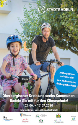 Ein Mann und ein Mädchen fahren Fahrrad. Sie tragen beide Fahrradhelme auf dem Kopf.