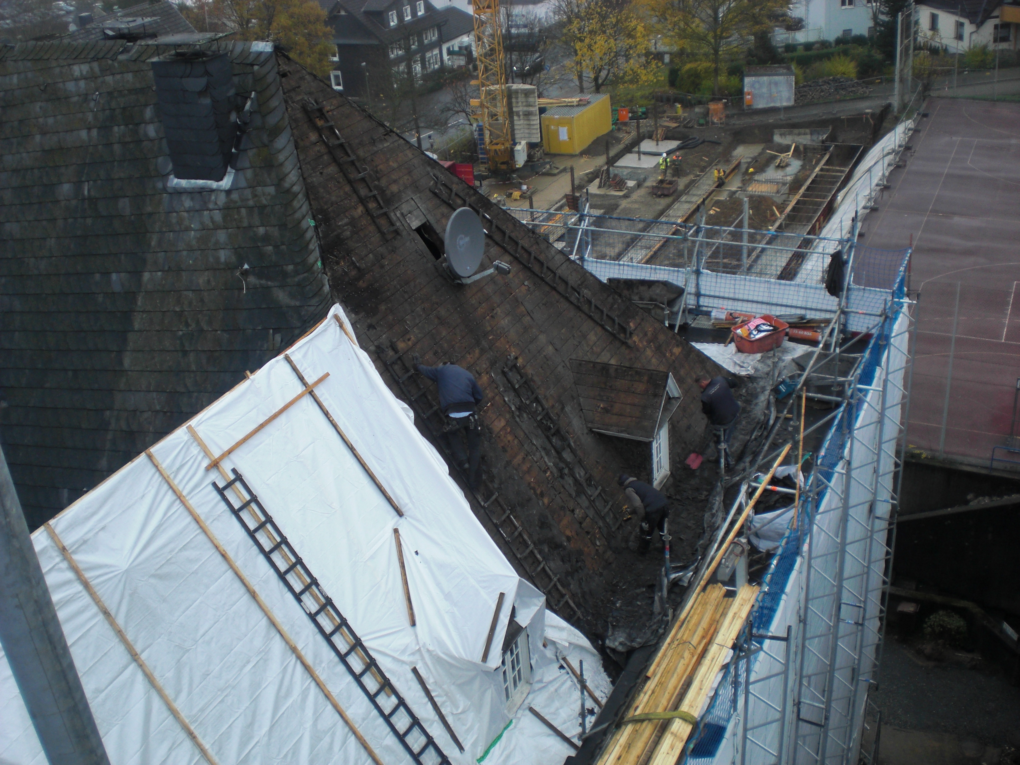 Abriss Schieferdeckung und Notabdeckung auf dem Nebengebäude (Wohntrakt)