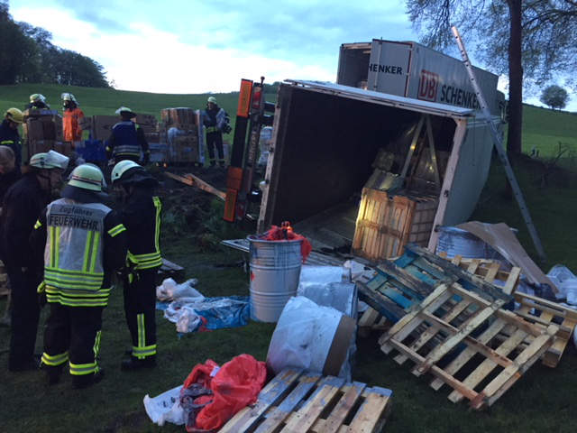 "ABC-Einsatz", sprich Erkundung und Sicherung von chemischen Stoffen bei einem Verkehrsunfall in Vordermühle