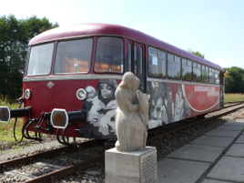 Der rote Schienenbus an der Bahntrasse