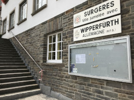 Schaukasten für öffentliche Bekanntmachungen an der Rathaustreppe