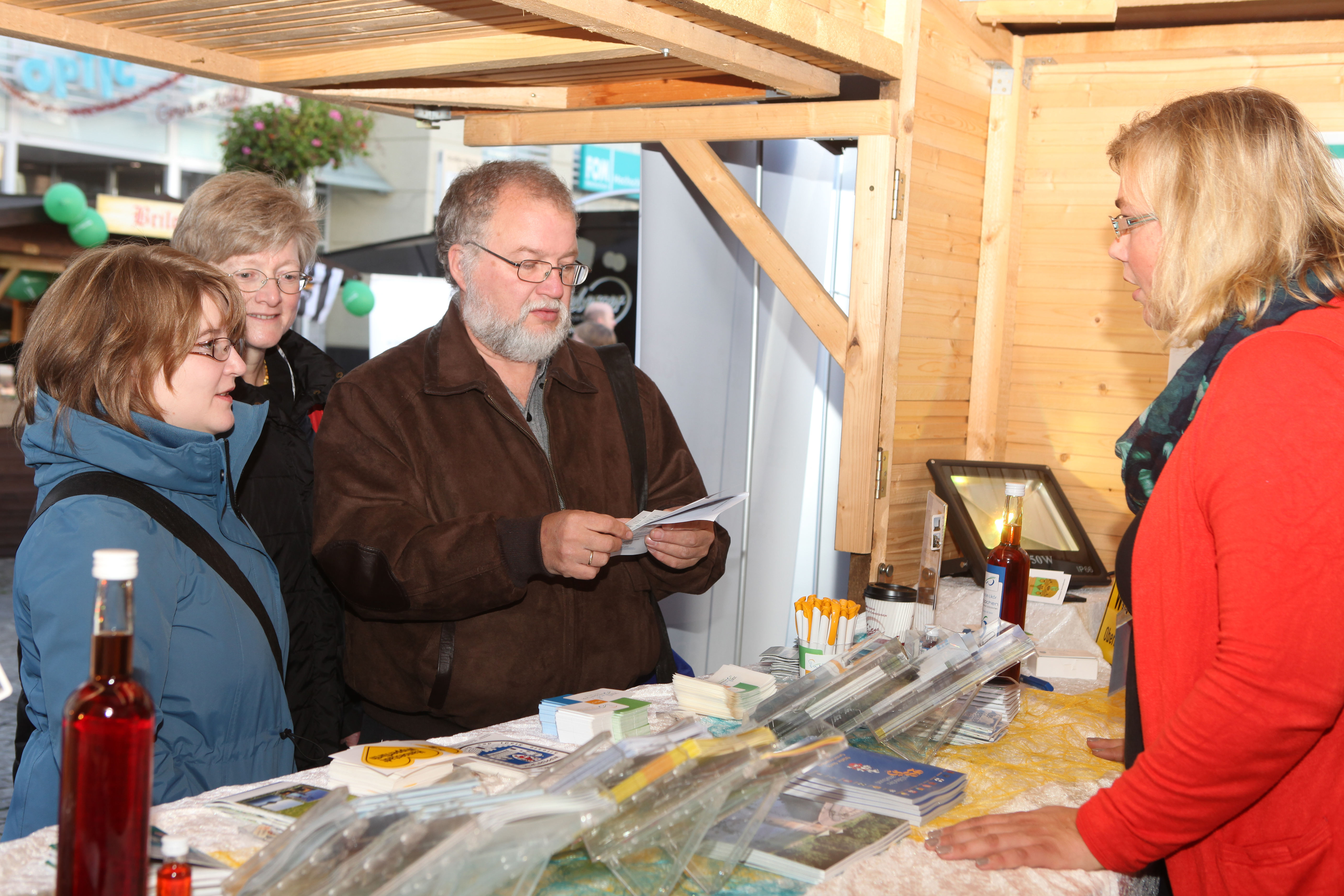 Besucher am Wipperfürther Stand auf dem Hansetag in Wesel 2016